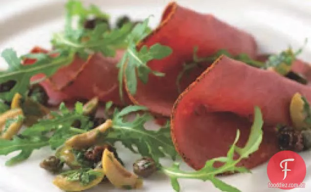 Salada Cortada Da Carne E Da Rúcula Com Salsa Verde Da Azeitona E Da Raisin