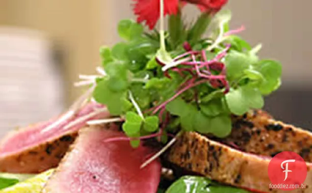 Pan Seared Ahi atum, beterraba Bebê e salada de agrião com vinagrete de gengibre
