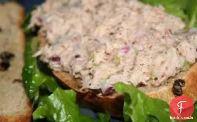 Sanduíche De Salada De Atum Com Pão De Passas