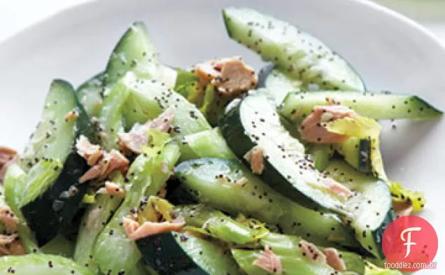 Salada de pepino e aipo com atum
