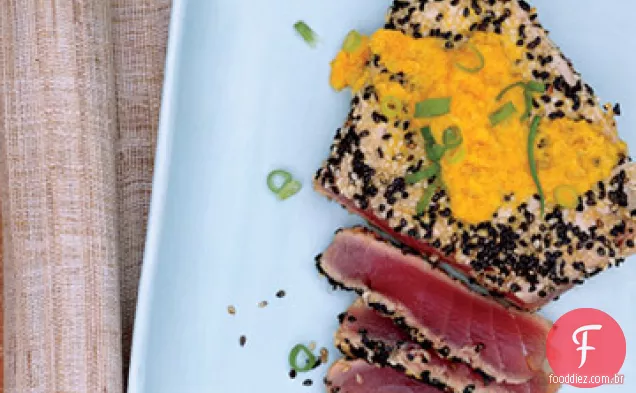 Atum com crosta de gergelim com molho de cenoura e gengibre