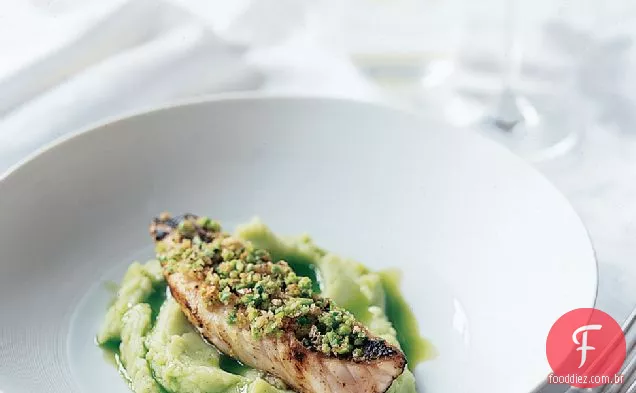 Robalo com crosta de edamame-centeio
