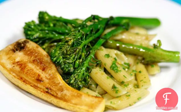 Penne Com Pistache Rúcula Pesto E Vegetais Vidrados Balsâmicos
