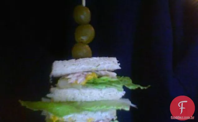 Sanduíche de atum e azeitona da Linda (sanduíches) ou pãezinhos