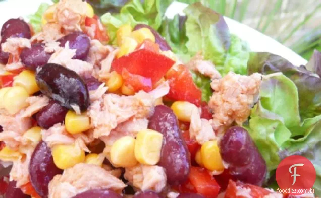 Salada de atum, feijão e milho doce