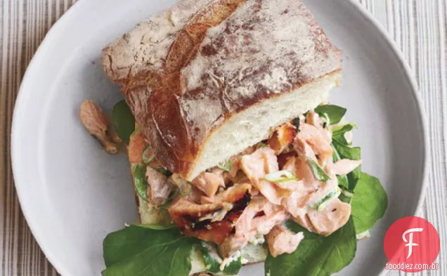 Sanduíches De Salada De Salmão Em Ciabatta