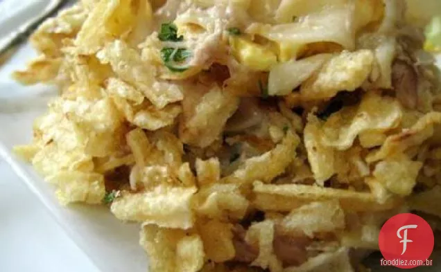 Caçarola de atum da minha mãe com batatas fritas e ovos