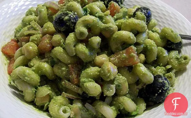 Salada de macarrão com pesto de limão e rúcula