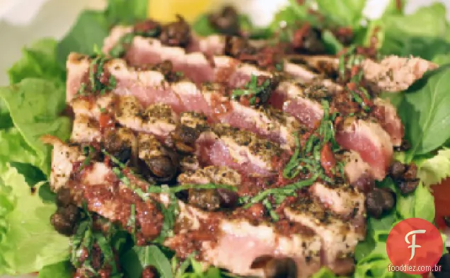 Salada rara grelhada do Atum com manjericão-vinagrete da Tapenade