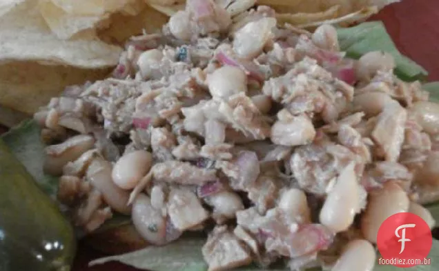 Salada mediterrânea de feijão branco e atum