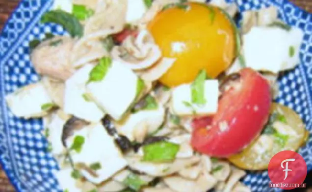 Azeitonas, atum e ervas frescas salada de massas