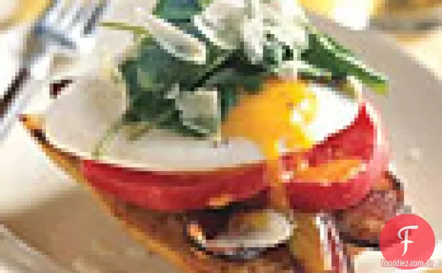 Sanduíches de Bacon e ovo de rosto aberto com rúcula