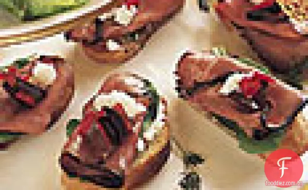 Carne assada e rúcula Crostini com pimenta verde-oliva