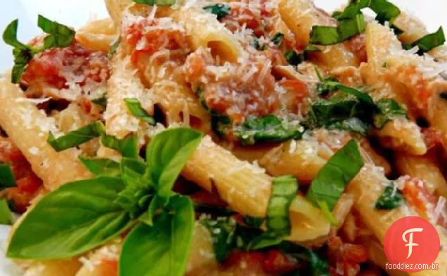 Atum cremoso e manjericão Penne