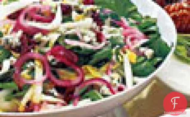 Salada Endive e rúcula com cebola em conserva e queijo azul