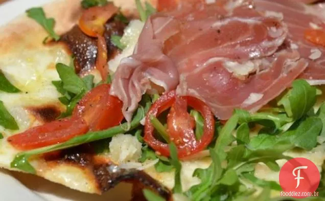 Pizza Branca Com Prosciutto, Rúcula E Tomate