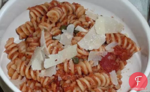 Fusilli com atum e molho de tomate