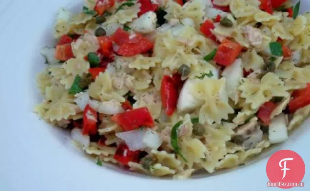 Atum albacora e Salada De Macarrão Com Gravata borboleta