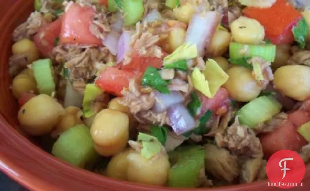 Salada rápida e simples de atum e Garbanzo