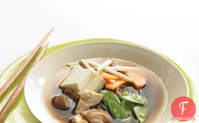 Sopa de macarrão asiática com legumes de Inverno e Tofu