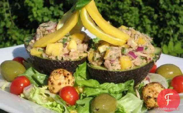 Abacates recheados com atum e manga
