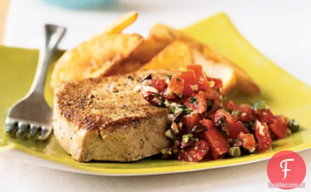 Bifes de atum com alho, tomate, alcaparras e manjericão