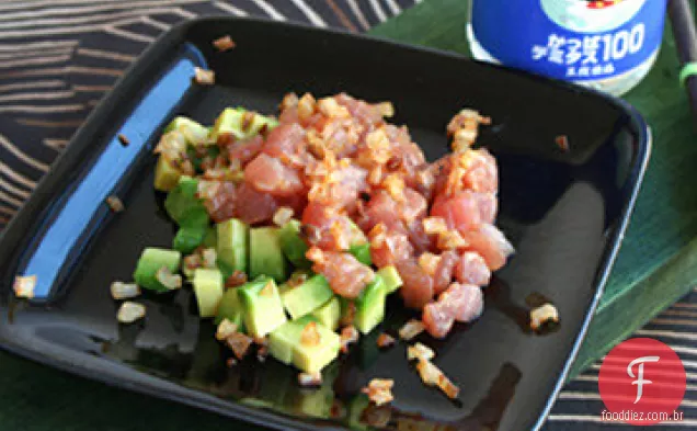 Tártaro de atum com abacate e receita de chalotas crocantes