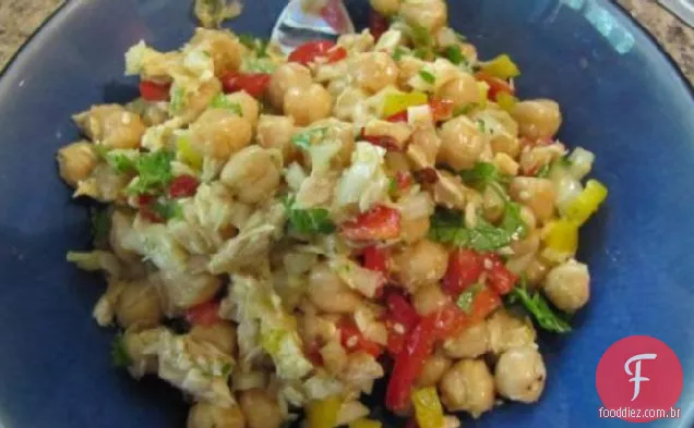 Salada de grão de bico e atum