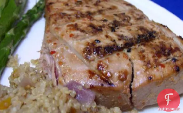 Os bifes de atum grelhados da Bek São envidraçados com gengibre, limão e soja OAMC