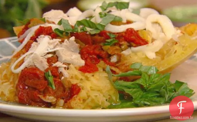 Abóbora De Espaguete recheada com tomate, azeitonas, atum e queijo de barbante