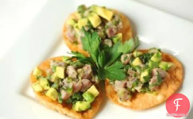 Tártaro de atum e abacate com Caviar da Califórnia em batatas fritas de gergelim Wonton
