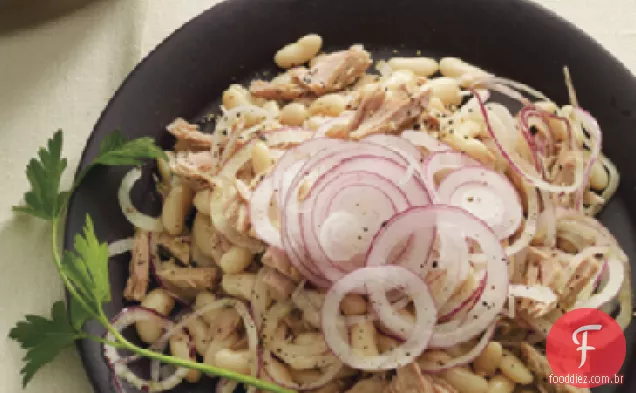 Salada de atum, feijão branco e cebola roxa