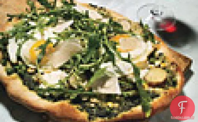 Pão achatado com rúcula, aspargos e ovos fritos