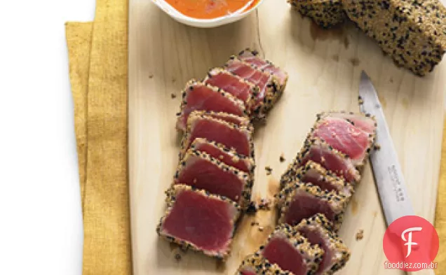Atum assado com gergelim com molho de cenoura e gengibre