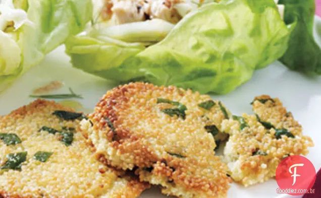 Copos de alface de atum e laranja com bolos de cuscuz