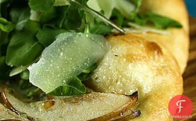 Pêra E Gorgonzola Pão Achatado Com Rúcula Do Bebê E Parm Raspado