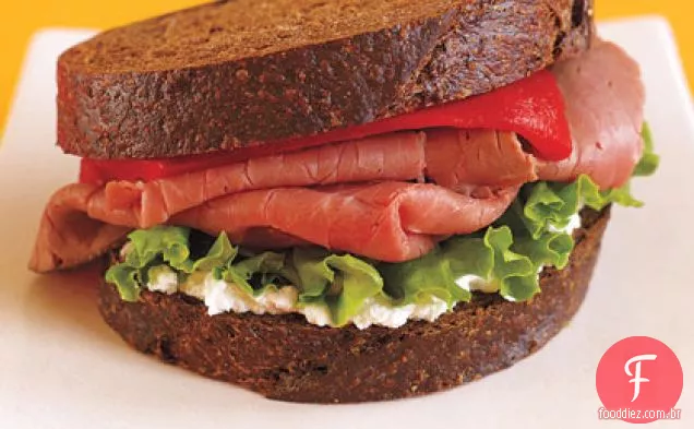 Sanduíche de Pumpernickel de rosbife com pimenta vermelha assada, rúcula e queijo de cabra
