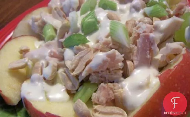 Salada de maçã e amendoim com atum