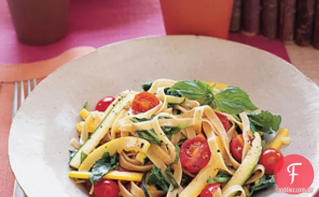 Fettuccine Com Abobrinha, Rúcula, Manjericão E Limão