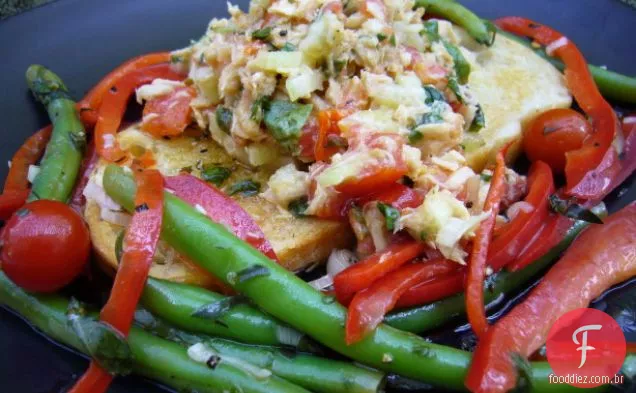 Salada de atum Mediterrâneo em pão de erva de tomate grelhado