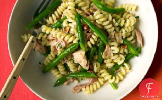 Macarrão com feijão verde e atum