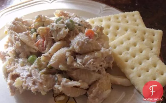 Bifes frescos de atum em uma cama de cuscuz