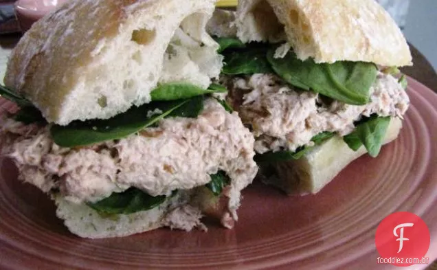Atum assado com azeitonas, alcaparras, pimentões e tomate