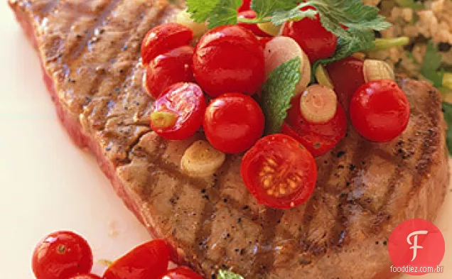 Atum grelhado com salada de tomate cereja e Bulghur Herbed