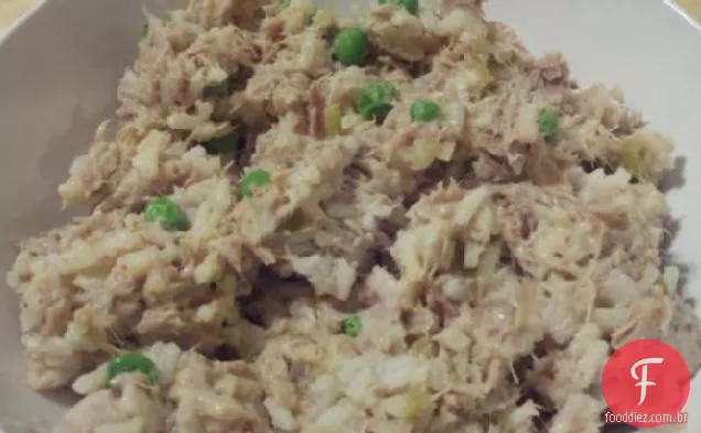 Salada de atum com arroz e legumes