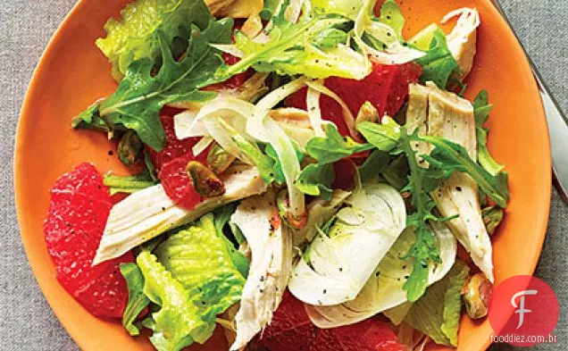 Salada verde com frango e toranja rosa