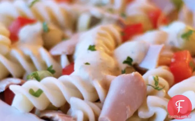 Salada de massa cremosa com atum e legumes (baixo teor de gordura)