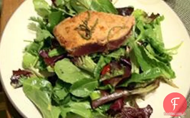 Atum ahi grelhado com agrião, Chile e salada de gengibre