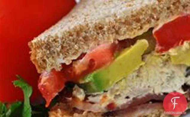 Sanduíche de atum, abacate e Bacon
