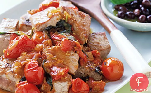 Atum assado com tomate e manjericão